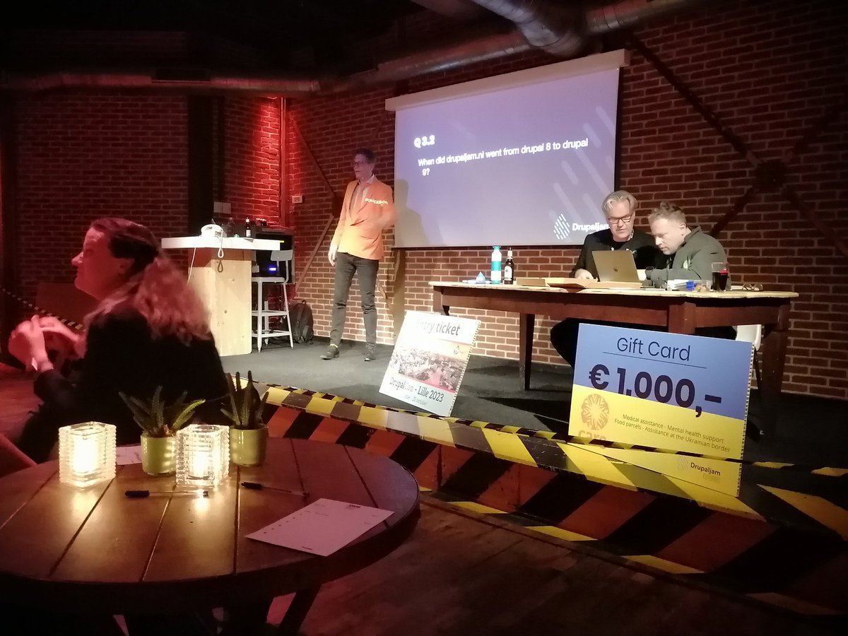 EelcoRomeijn's tweet image. The world famous #Drupaljam Pubquiz presented by @bertboerland.