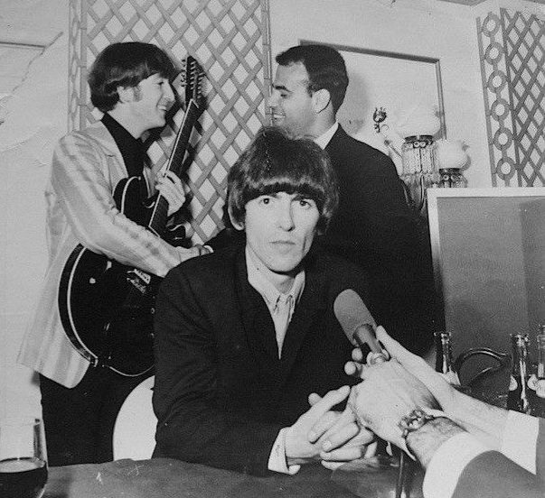 🔅Business up front, party in the back, Beatles press conference style🔅           🥳🕺🎸 
                               🗿