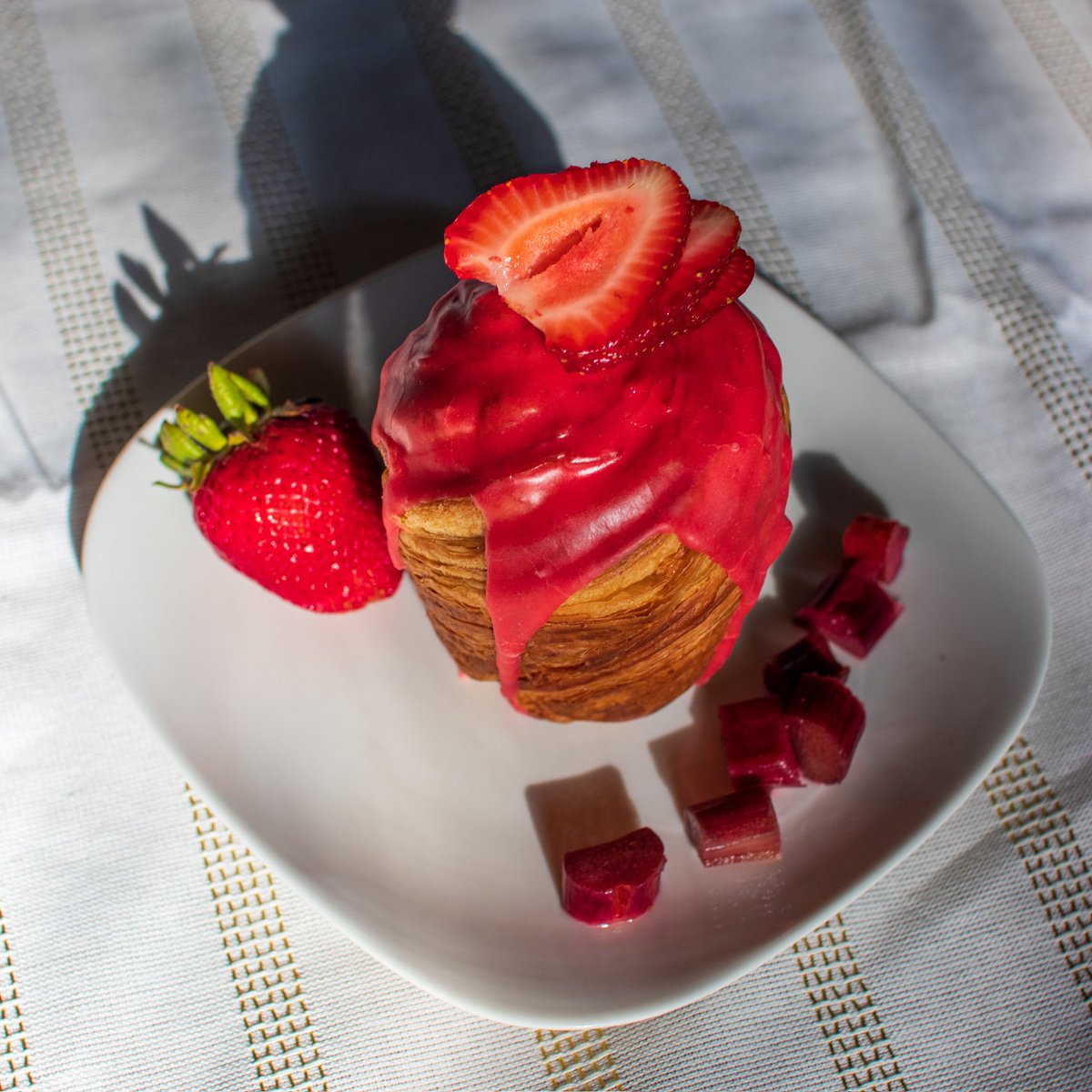 Brightly colored and ready for summer with the Strawberry Rhubarb Cruffin 🍓