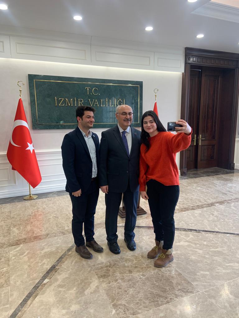 İzmir Valisi Yavuz Selim KÖŞGER Şubat ayı içerisinde İzmir Kent Konseyi Başkanı Nilay KÖKKILINÇ, Yürütme Kurulu Üyeleri, İzmir Gençlik Meclisi Başkanı İsmail Ferhat KAPLAN, İzmir Gençlik Meclisi YK Üyesi Buketnur SÜSLÜ'yü İzmir Valiliği'nde kabul etti.

<a href="/izmirvaliligi/">T.C. İzmir Valiliği</a>
