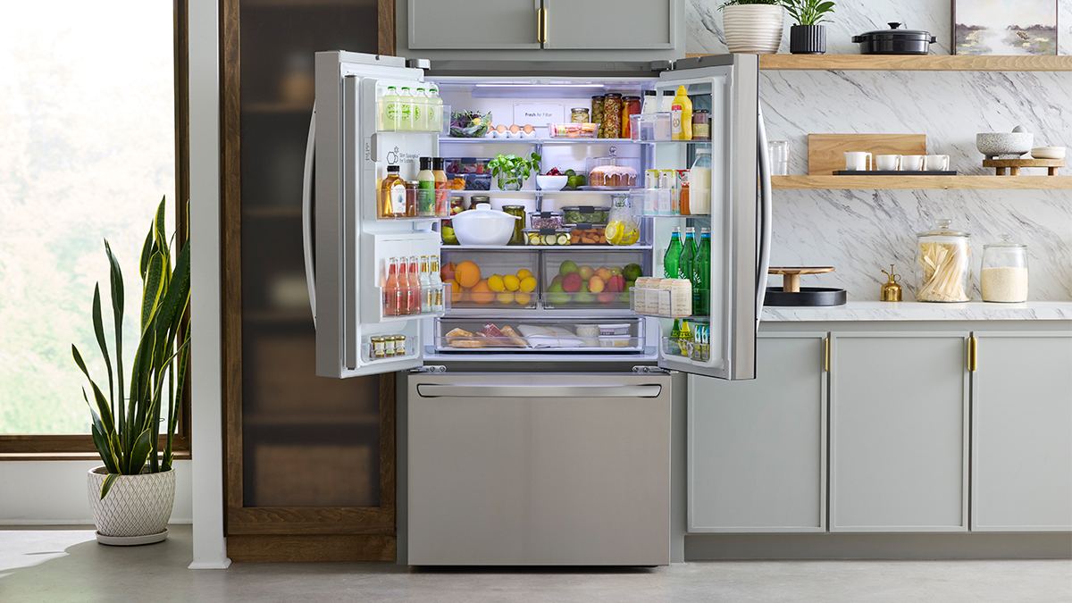 More room for picnic prep. The large capacity #LGInstaView Refrigerator keeps fruits, veggies, and snacks fresh and within reach. #PicnicSeason #LGUS #LGFam <a href="/LGUS/">LG Electronics</a>