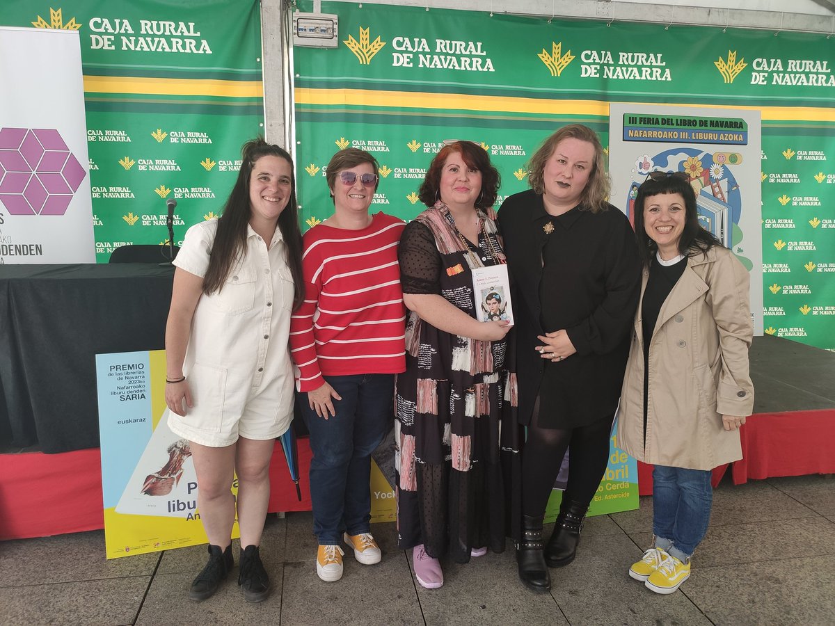 DekumasLBT's tweet photo. Un placer para DEKUMAS LBT compartir con @VelvetMolotov la presentación de su libro "La mala costumbre" como dice @MariaPMalo hemos vivido momentos muy emotivos con el libro y con Alana.
🩵🩷🤍🩷🩵 https://t.co/wt4hrH5Td9
