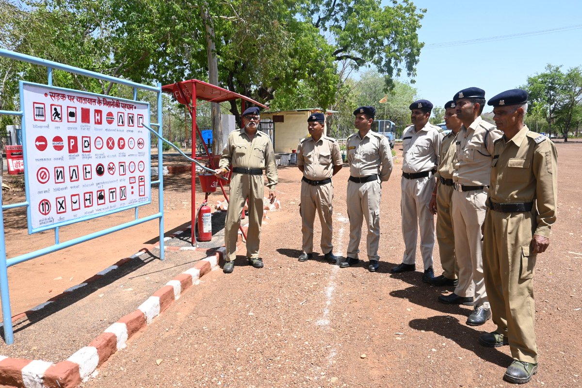 4_crpf's tweet photo. Workshop for Drivers and Fitters conducted @4_crpf Signal Bn @crpfindia @bsi_moefcc @moefcc @MPSECTORCRPF #MissionLife #cleanenergy #MVAct #ZeroPollution https://t.co/v8YMHBQ5gk
