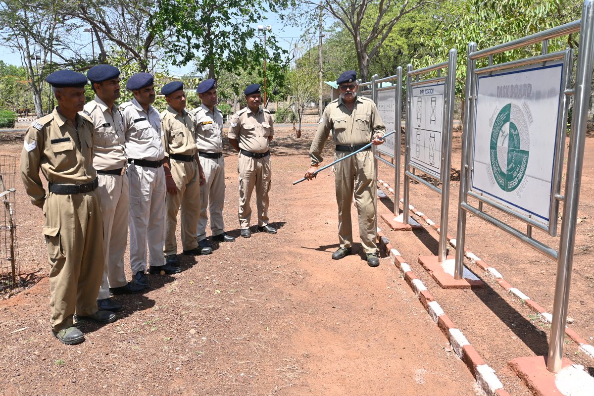 4_crpf's tweet photo. Workshop for Drivers and Fitters conducted @4_crpf Signal Bn @crpfindia @bsi_moefcc @moefcc @MPSECTORCRPF #MissionLife #cleanenergy #MVAct #ZeroPollution https://t.co/v8YMHBQ5gk