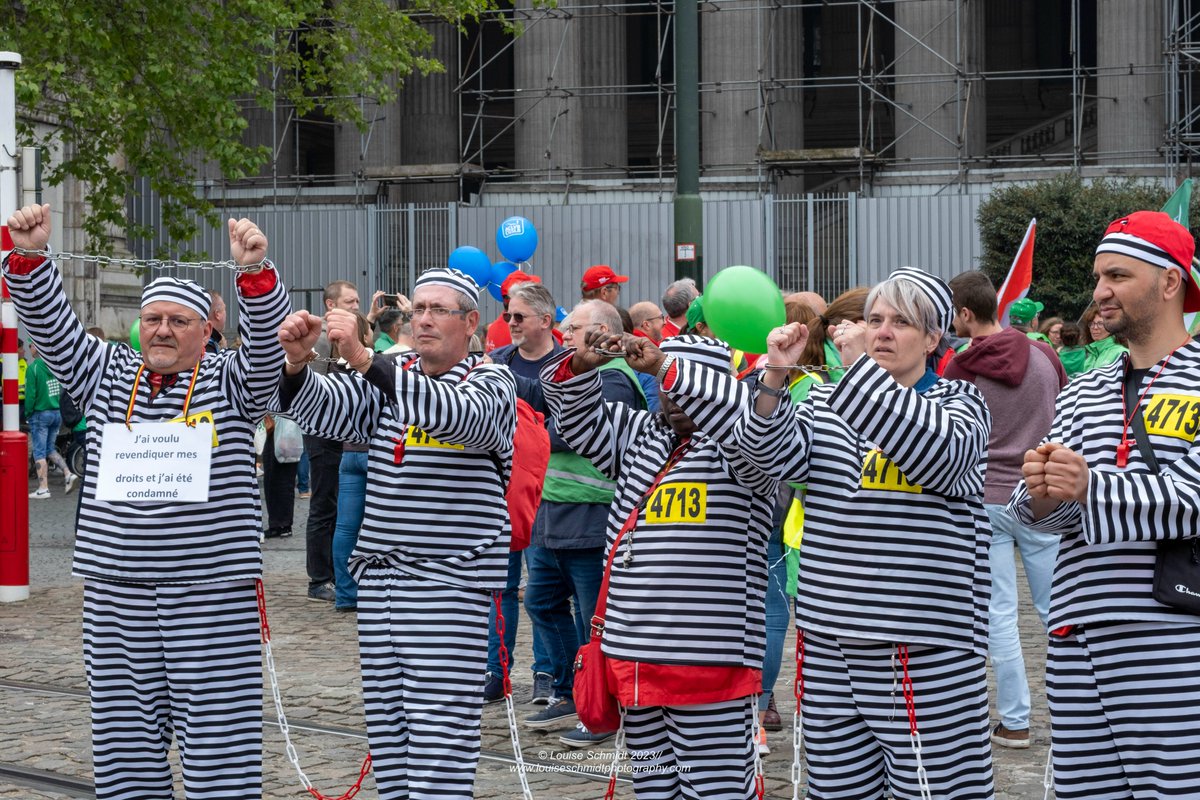 RosaluxEuropa's tweet photo. On May 22, our team of @RosaluxEuropa, joined thousands of people demonstrating in Brussels to defend the fundamental right to strike and support the workers of #Delhaize

Our colleague @LouSchmidtPhoto captured the demonstration with the camera📸

#boycottDelhaize #solidarity https://t.co/5yoPLtGj6H