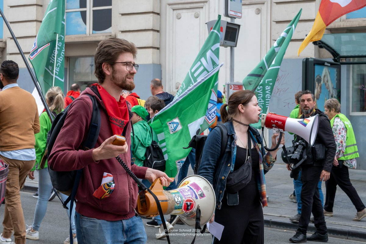 RosaluxEuropa's tweet photo. On May 22, our team of @RosaluxEuropa, joined thousands of people demonstrating in Brussels to defend the fundamental right to strike and support the workers of #Delhaize

Our colleague @LouSchmidtPhoto captured the demonstration with the camera📸

#boycottDelhaize #solidarity https://t.co/5yoPLtGj6H