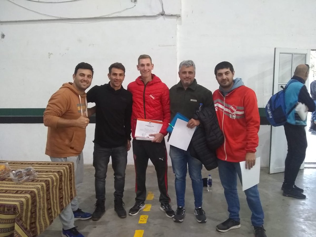 El Martes 30 de Mayo, nuestros profesores de Fútbol infantil y mayor, asistieron a una capacitación sobre METODOLOGÍA DE FÚTBOL y VALORES con La Fundación de River que se realizó en Club Atlético Williams Kemis de la ciudad de Las Rosas. 👏🏼❤️