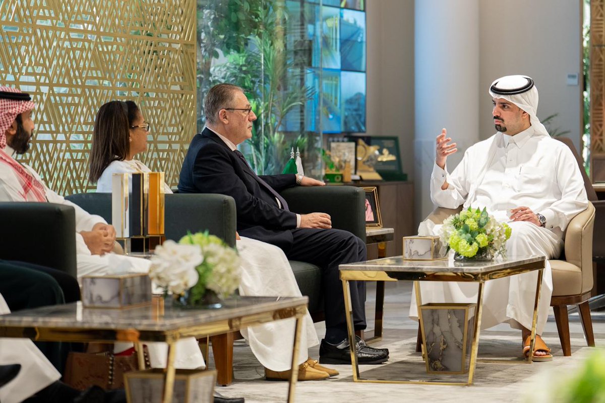 Amanatalriyadh's tweet photo. صاحب السمو الأمير فيصل بن عبدالعزيز بن عيَّاف أمين منطقة #الرياض، يلتقي بمدير المكتب الإقليمي لبرنامج الأمم المتحدة الإنمائي للدول العربية (UNDP) والوفد المرافق له.. https://t.co/lInzLBEH5T