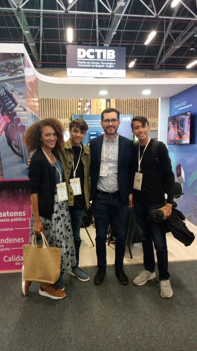 En el día 2 de #SCEBog23, con <a href="/IvanMDuran/">Iván Durán</a> y mis <a href="/GrandesGenios/">Grandes Genios</a>