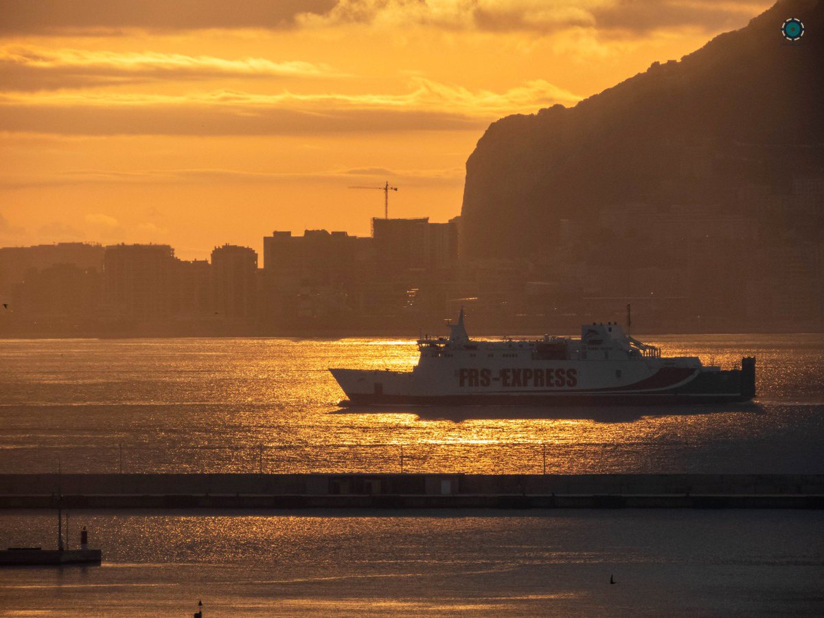 Navegando entre un mar dorado, el ferry Kattegat  @FRSFerry arribaba al @PuertoAlgeciras 

#amanecer #ferry #bahiadealgeciras