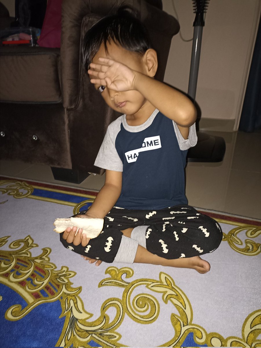 AtiqaRoslan_'s tweet photo. 1.20pagi minta susu, oat, roti jem strawberi 😅 https://t.co/grDXpZJJfH