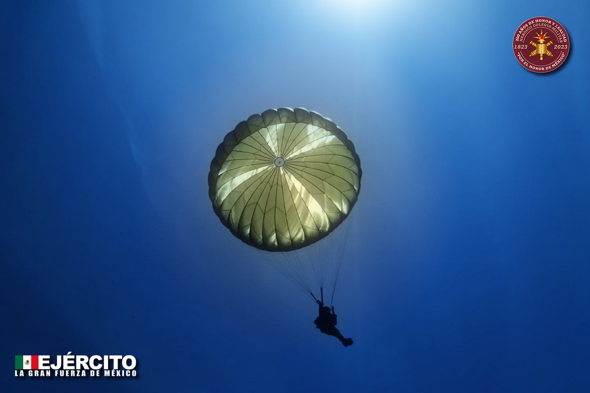 Defensamx1's tweet image. ¡Por el Honor de México!

En el marco de la conmemoración del #BicentenarioDelHeroicoColegioMilitar, trescientos #Cadetes de este insigne plantel, realizaron su “Curso Básico de Paracaidismo”, con lo que se harán acreedores a portar las alas de paracaidista en el pecho.

Este…