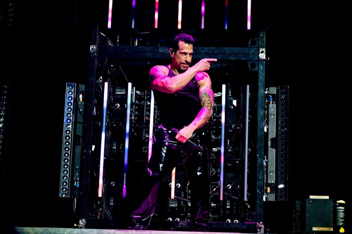 NKOTB's tweet image. Blockheads, we hope YOU have a great Thursday 🤖❤️
📸 @ParisVisone