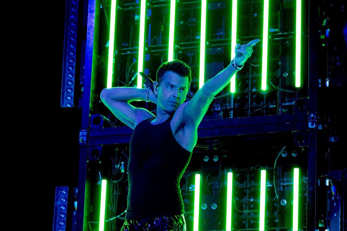 NKOTB's tweet image. Blockheads, we hope YOU have a great Thursday 🤖❤️
📸 @ParisVisone