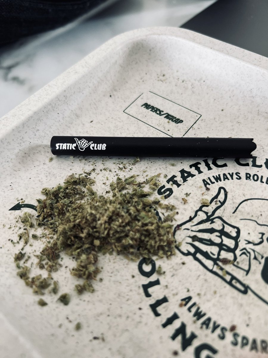 Static_Club_'s tweet image. What’s your favorite way to smoke if you an all day smoker? #CannabisCommunity