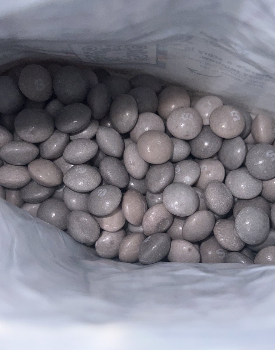 shimmertwt's tweet image. WAIT THESE SKITTLES DEADASS DONT HAVE COLOR