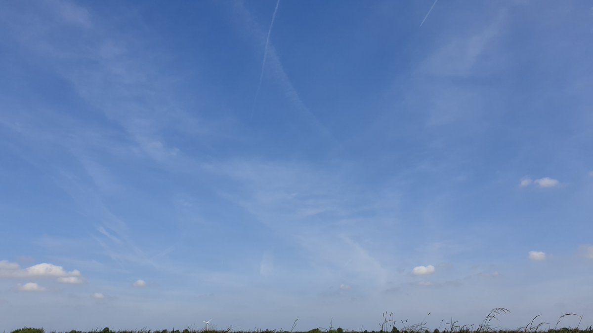 f4n's tweet photo. @SchipholWatch Stralend weer rond Giethoorn had het kunnen zijn, maar vliegtuigbewolking maakt er weer  een wazige brij van.
Op een steenworp afstand van @KarinSteenwijk1 dus haar foto's bedriegen niet! https://t.co/Ijy6uRaKMU