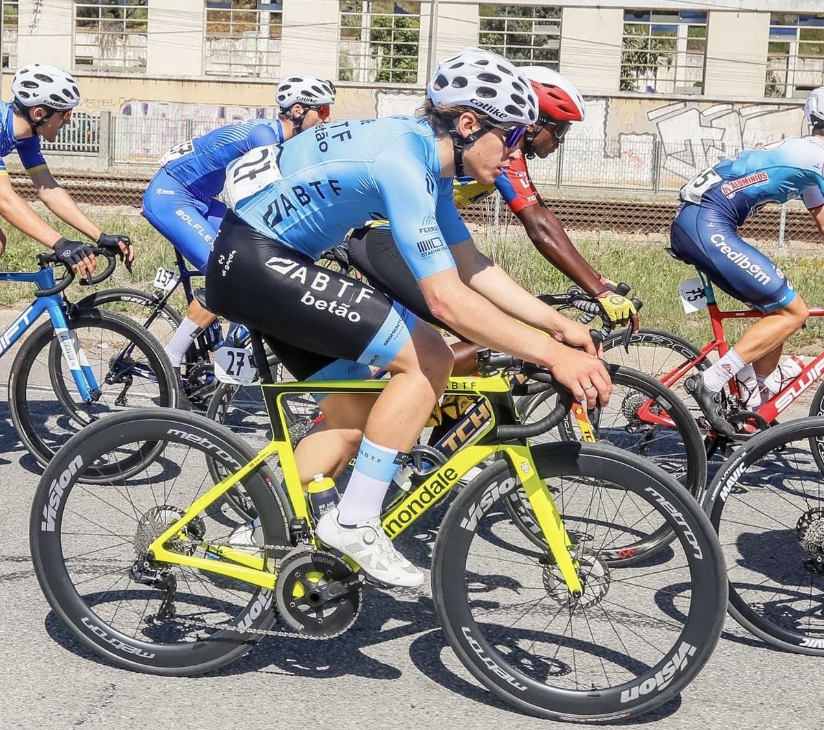 FeirenseCycling's tweet photo. 1ª etapa Volta Portugal Futuro ✅
➡️ Diogo Oliveira 98.º
➡️ Vencedor: Francesco Bennassar (High Level GSport)
#ABTFBetãoFeirense
#GrupoTavares
#Digarda
#PolisportBicycle
#Polipromotion
#RudyProjectPortugal
#Ferrus
#Colaliz
#GrupoJusto
#Litoprint
#GarraDeBetão
#DeCasteloAoPeito https://t.co/afwmRaUztn
