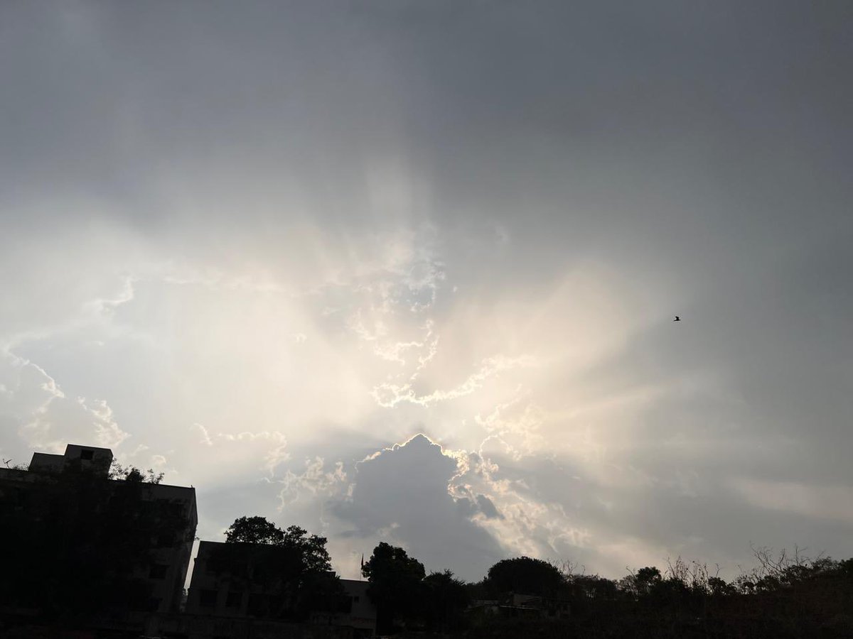 ananda_pune's tweet photo. Auspicious rains welcome a new beginning for Ananda Pune! 
With Master &amp; Swamiji's blessings, we just signed the lease agreement and saw these beautiful rays in the sky. 
Our efforts to raise energy continues. We look forward to your continued support for this new beginning. https://t.co/iwEAFO9LcF