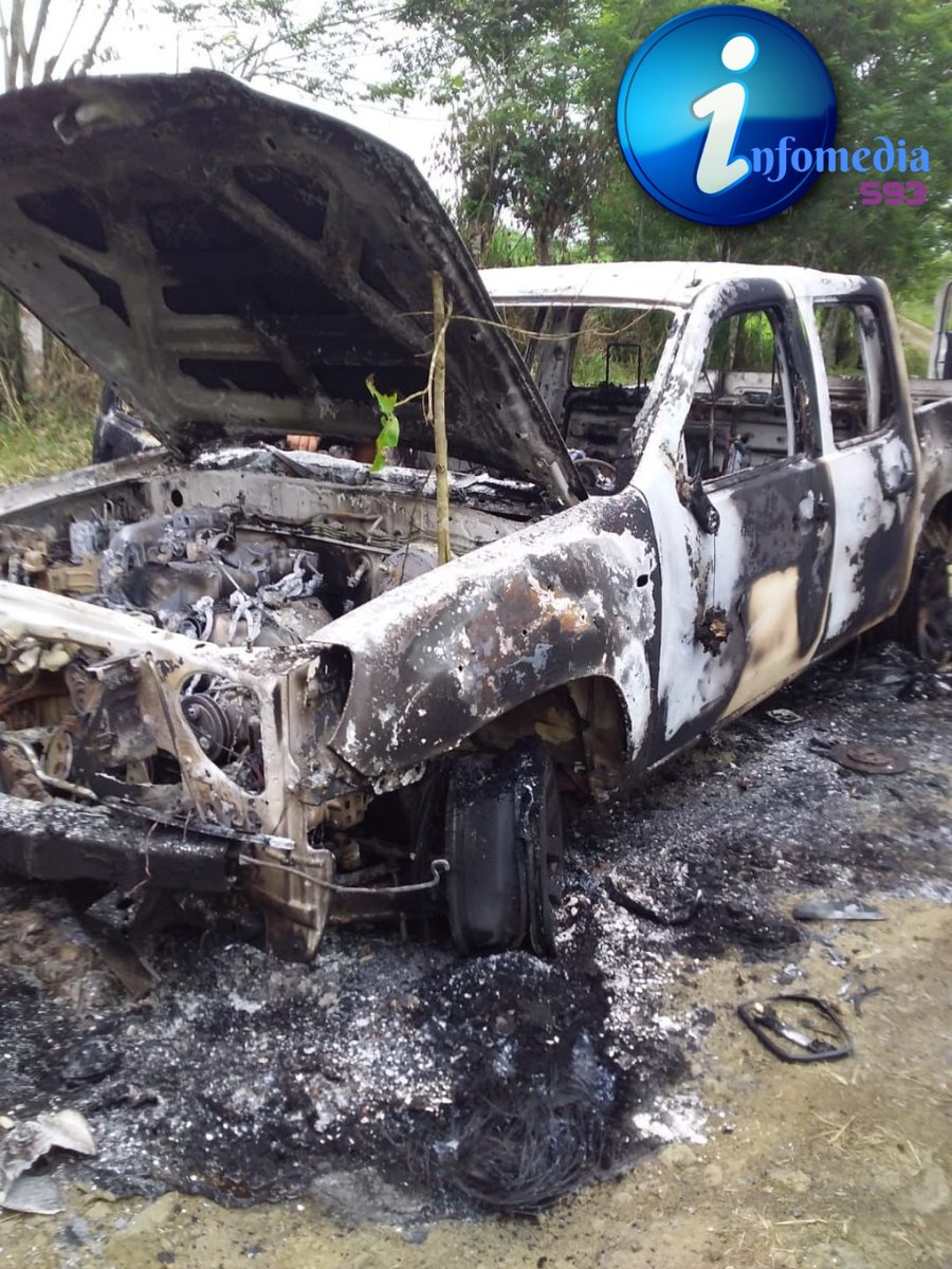 En Barro Colorado los habitantes quemaron a 3 individuos y una camioneta en la que se trasladaban.
A decir de algunos moradores estos infortunados sujetos estaban delinquiendo por lo que el populacho decidió hacer justicia por mano propia. 
#infomedia #barrocolorado #ecuador