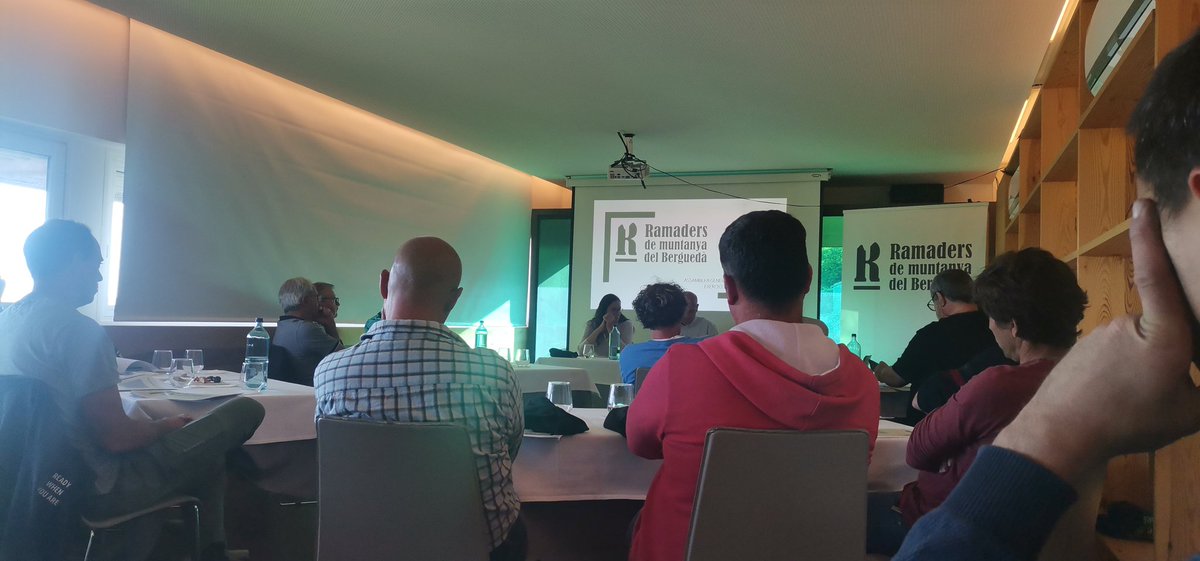 rcampst's tweet photo. Tarda d'assemblea general ordinària. 27 persones a la sala. 25 ramaders i 2 ramaderes.
Em pregunto quantes dones ramaderes hi ha a casa fent que la finca i la família funcionin com toca sense poder prendre part d'aquests espais de decisió... #quedacami #calgalceran #nimitja https://t.co/3PRG77i5Jk