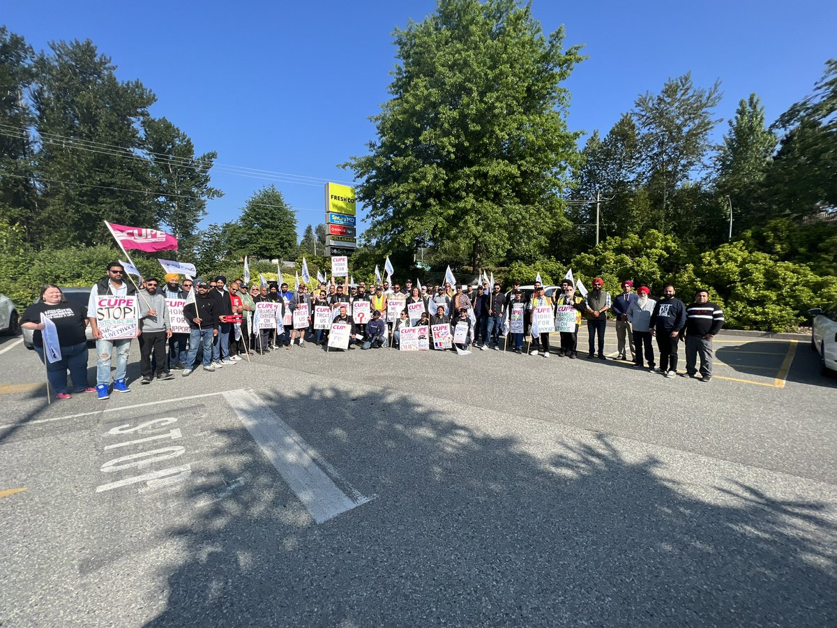 carissarose13's tweet image. Out this morning in support of @FVTransitStrike in Mission. Tons of support from the community. We need a fair deal now! @BCTransit @FirstTransit #bclab #canlab