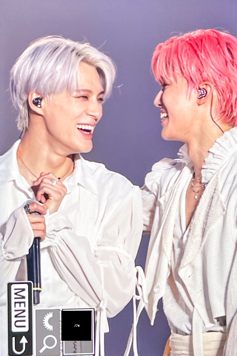 The smile on Jaemin and Jeno as they look at each other🥺