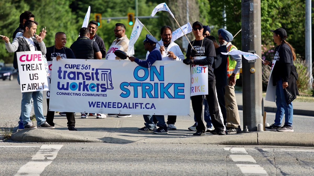 FVTransitStrike's tweet image. It was great to see so much support today in Mission! 

WeNeedALift.ca

@CUPEBC @cupenat @dgawthcupe
#MembersStrongOnTheLine #WeNeedALift #bcpoli #canlab #bclab #picketline #walktogether #fairdeal #busdrivers #BCTransit
#Transit #fightingforfairness 
#StrongerTogether