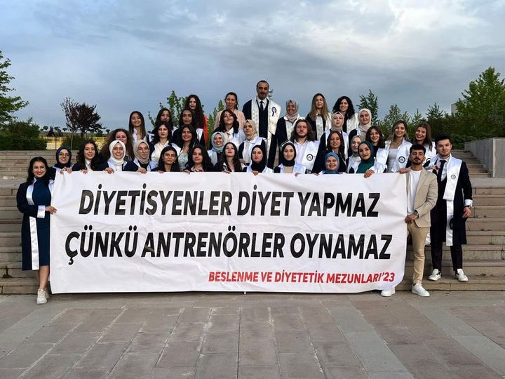 Çankırı Karatekin Üniversitesi Beslenme Ve Diyetetik 2023 mezunları pankartı.