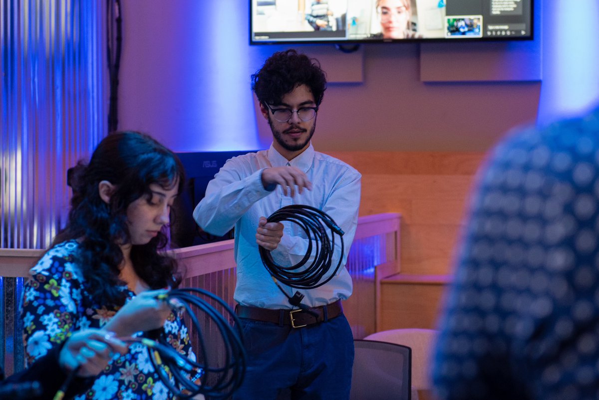 CoiLLearning's tweet photo. Last week, we welcomed our new Professional Interns for Summer 2023!  They’re representing our Orlando, Nashville, Baltimore, Las Vegas, &amp; San Jose locations.

We kicked off the program by learning how to properly coil a cable! 

#LeadTeachLearn #BeyondTheClassroom #Internship https://t.co/Y7yg91SZRo