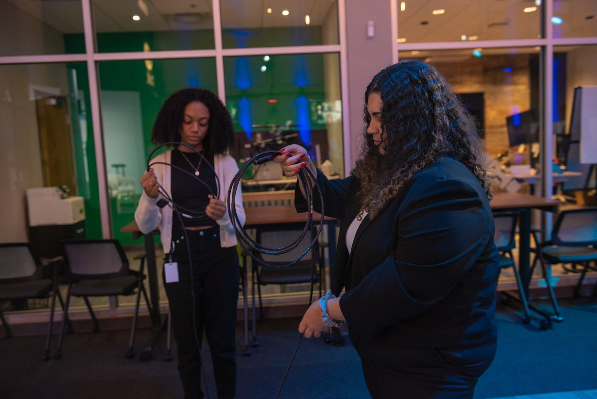 CoiLLearning's tweet photo. Last week, we welcomed our new Professional Interns for Summer 2023!  They’re representing our Orlando, Nashville, Baltimore, Las Vegas, &amp; San Jose locations.

We kicked off the program by learning how to properly coil a cable! 

#LeadTeachLearn #BeyondTheClassroom #Internship https://t.co/Y7yg91SZRo