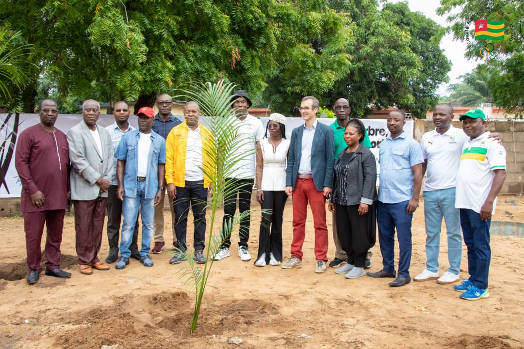 Merci à SEM <a href="/a_favereau/">Augustin Favereau</a> de <a href="/Franceautogo/">La France au Togo 🇫🇷🇹🇬</a>, l'ensemble du #ComEx du <a href="/cnotogofficiel/">CNOTOGO</a>, à notre présidente de Commission Sport &amp; Environnement, à notre équipementier PUMA, <a href="/pawi228/">Pawinam Batema</a> et au légendaire <a href="/AgassaK/">Agassa kossi</a>. Notre environnement, c'est notre vie. #tginfo #tgtwittos #cnotogo 2/2