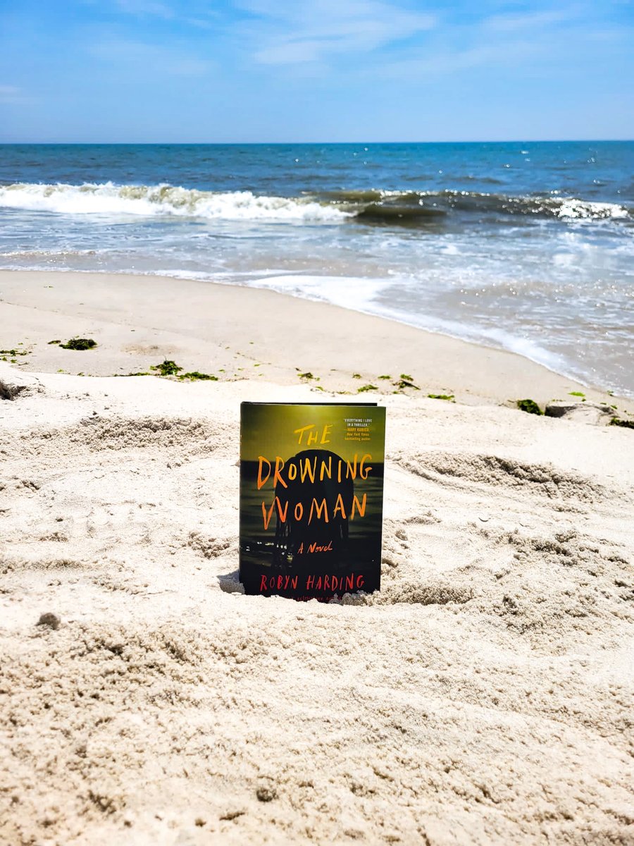 For this #ThrillerThursday we're highlighting THE DROWNING WOMAN by Robyn Harding, available June 13!