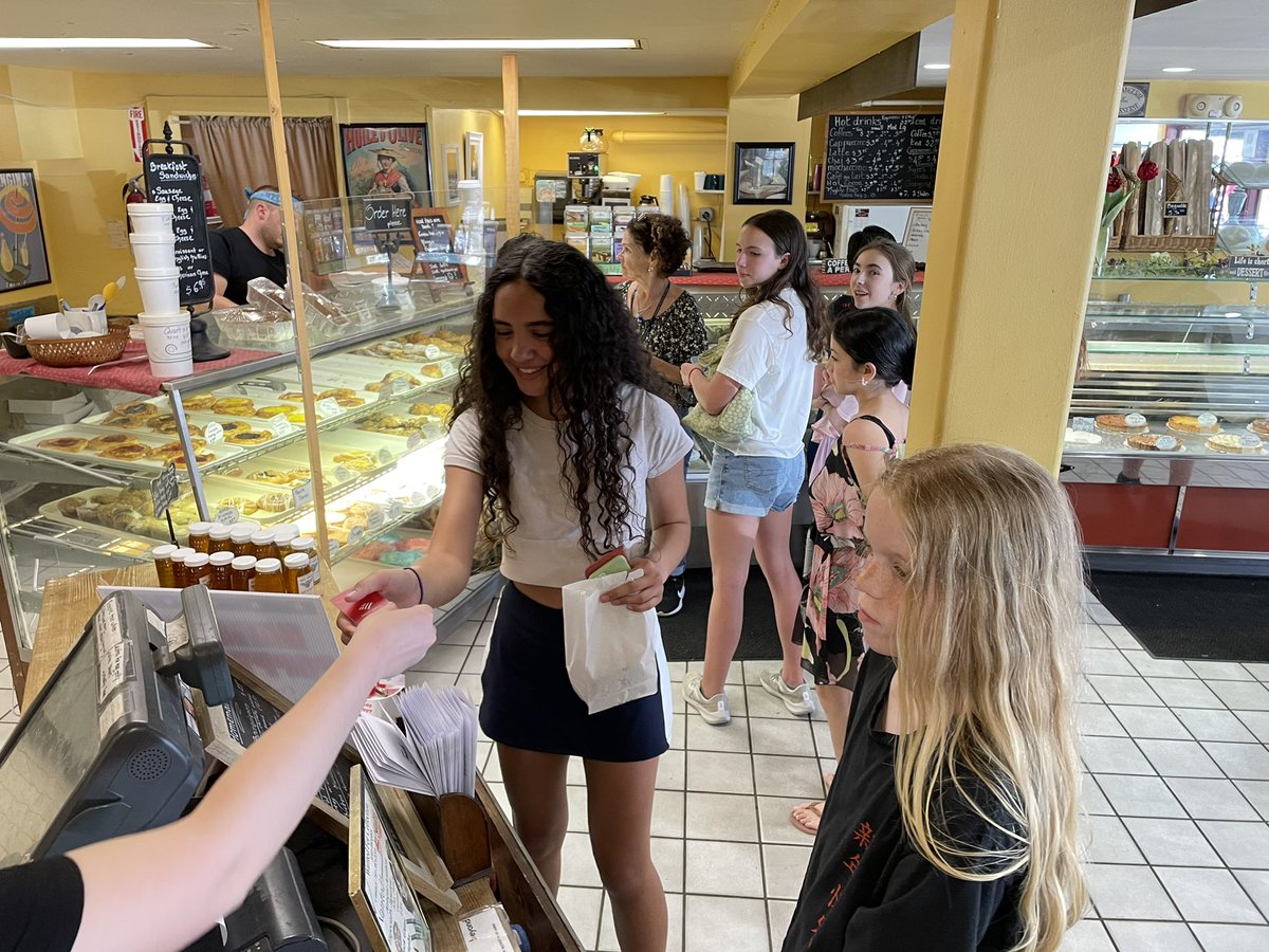 comsprincipal's tweet image. Madame Sanges and her French 7 students visited #FrenchMemoriesBakery to use the French they have learned for an authentic transaction! Tres bon! #proudtobecms