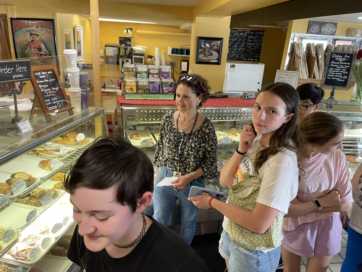 comsprincipal's tweet image. Madame Sanges and her French 7 students visited #FrenchMemoriesBakery to use the French they have learned for an authentic transaction! Tres bon! #proudtobecms