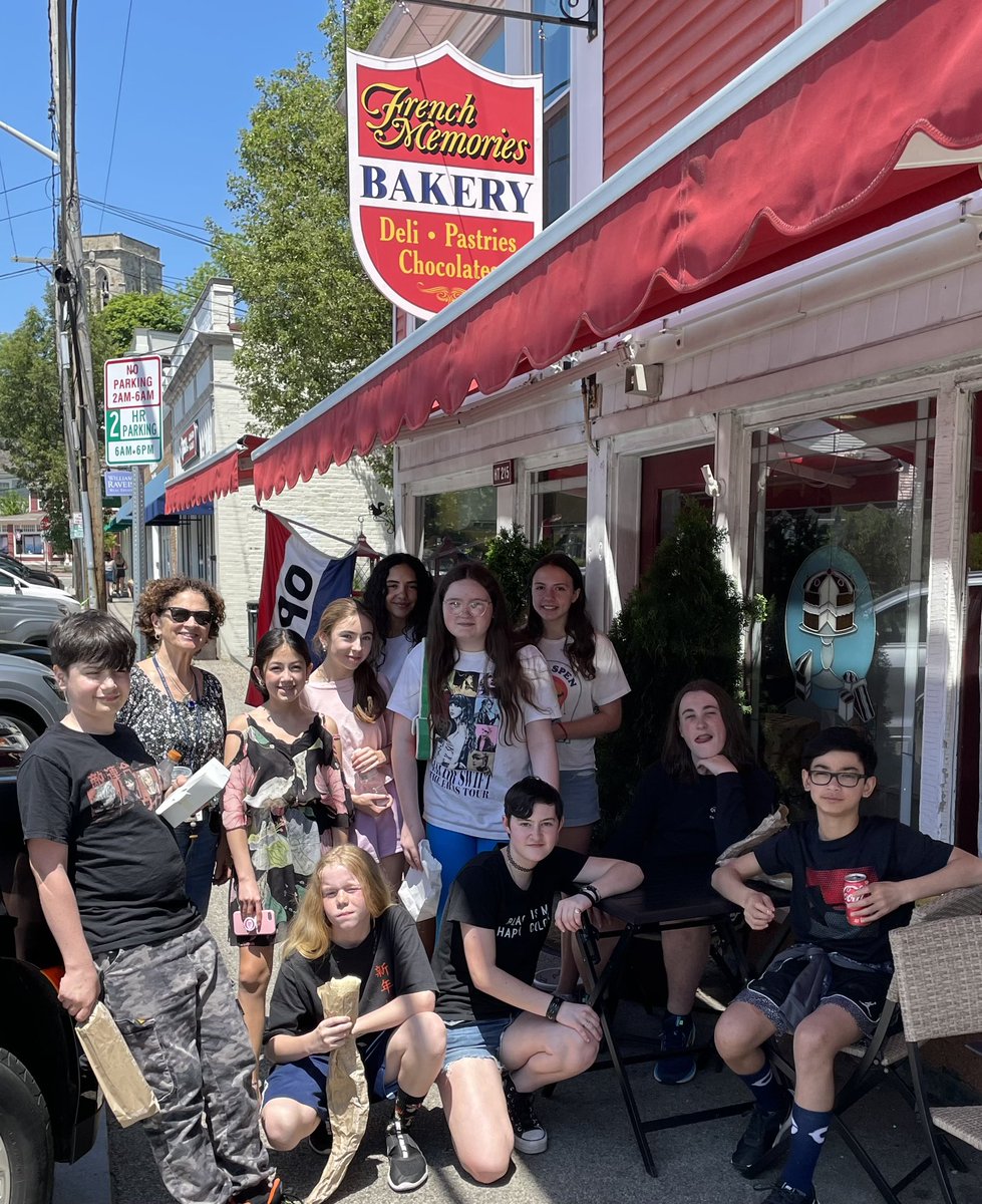 comsprincipal's tweet image. Madame Sanges and her French 7 students visited #FrenchMemoriesBakery to use the French they have learned for an authentic transaction! Tres bon! #proudtobecms