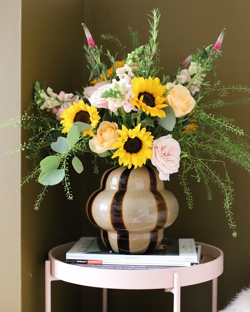 hauteflorist's tweet photo. Our Sunkissed Sensation bouquet exudes a delightful charm with its vibrant sunflowers and delicate light pink roses ✨
#hauteflorist #luxuryflowers #haute #florist #londonflowers #interiordesign #interiorstyling #flowerdelivery #flowersubscription #asseeninvogue #sunflowers https://t.co/WKXi4h8SIn