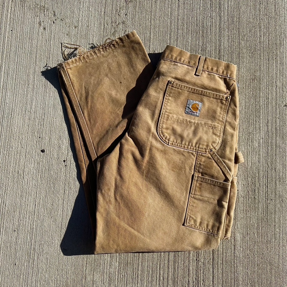 Come stop by the shop this Monday (June 5th) with your student ID to get 10% off all vintage items. Brighten up your summer wardrobe with this harley davidson button-down and carhartt cargos. 

#brandedinbutler #vintagefashion #upcycledfashion #summerfashion #vintagesummer
