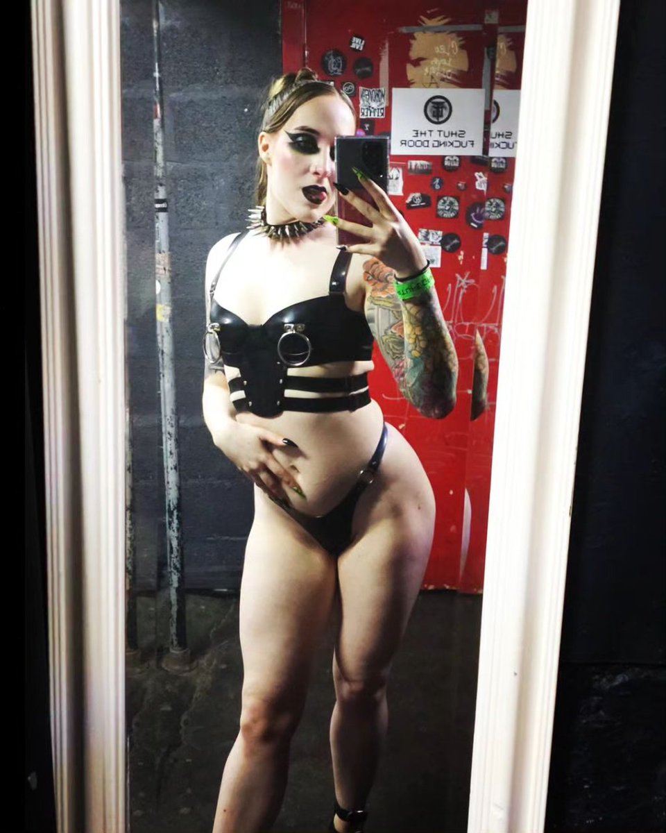 The O-Ring Basque deserves some love today ❤️ @kimmymistique

Sometimes when you're off out, less is more 😏 

#latex #blacklatex #latexthong #latexbasque #postfetish #altmodel