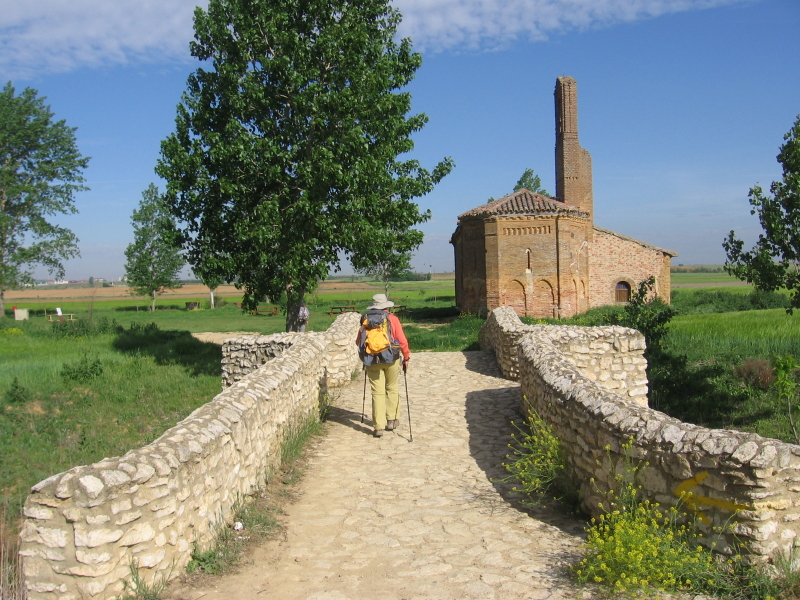 "¡Bienvenidos a Sahagún, el corazón del Camino de Santiago Francés! ❤️🚶‍♂️ Esta encantadora ciudad castellana es un punto de referencia clave en el camino, donde peregrinos de todo el mundo se encuentran y comparten experiencias. 🏰✨ #bicigrino <a href="/bicigrino/">bicigrino</a>