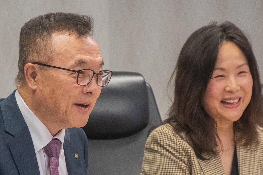 Grupa_PGE's tweet image. Prezes #PGE #WojciechDąbrowski spotkał się z koreańskim partnerem przy budowie elektrowni jądrowej prezesem #KHNP Whang Joo-ho oraz sekretarzem stanu w @MAPGOVPL @KarolRabenda . #elektrowniajądrowa #prowadzimywzielonejzmianie