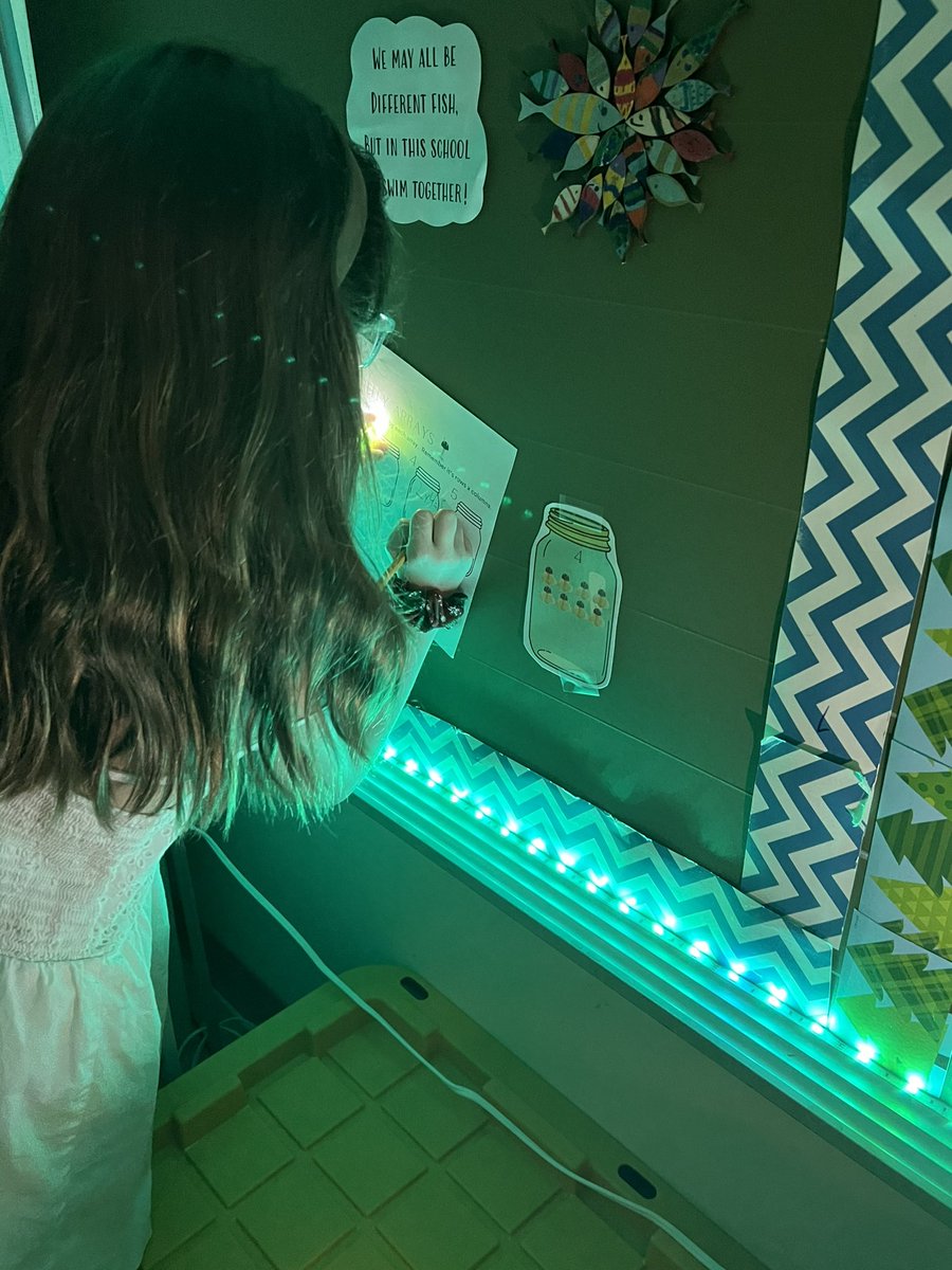 strublesnippets's tweet photo. Flashlights make everything more fun!! Searching for lightening bug arrays around the classroom! #camplearnedalot @Hampton_Talbots https://t.co/NVBJA35oiC
