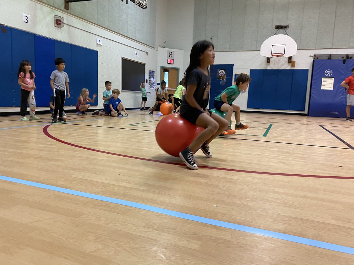CPESspecialist's tweet photo. 1st grade is learning how to bounce using the Hippity hops #cpesbelieves https://t.co/gliTq5wU0Z