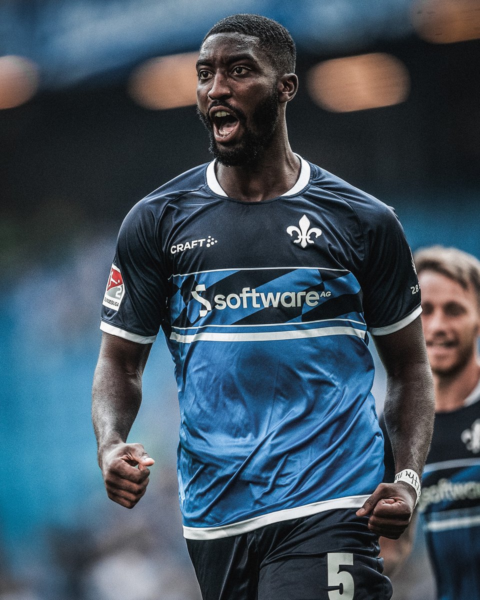 🔴 OFFICIEL !

Patric #Pfeiffer 🇨🇲 s'engage avec Augsburg ! Le défenseur central quitte le club, libre, après quatre ans.

Merci pour tout Patric ! #SVD