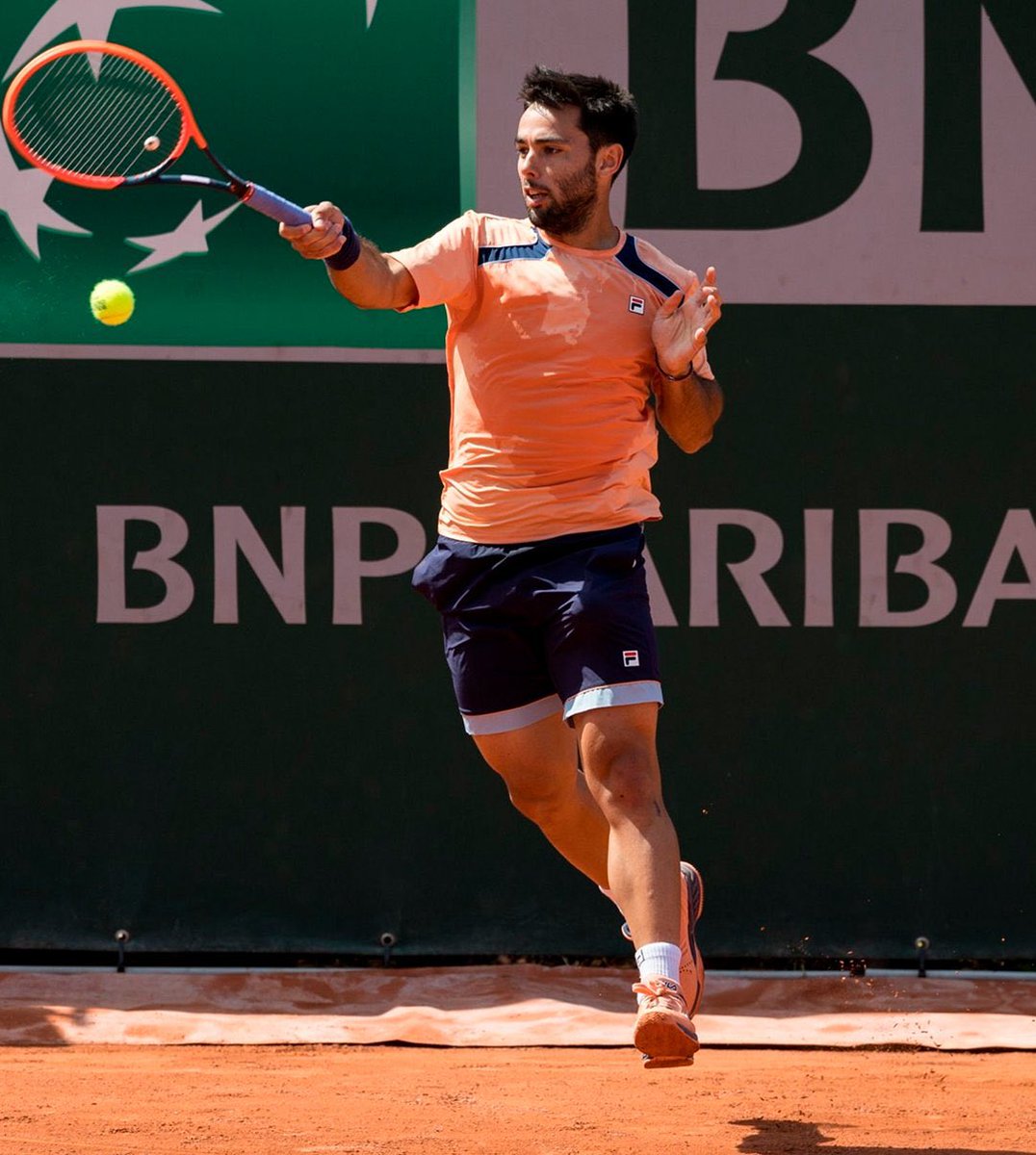 Otra victoria más para su papá. @GenaOlivieri4 se afirma como una de las grandes historias de #RolandGarros: le ganó a Andrea Vavassori (#148) por 7-6 (7), 3-6, 6-5, 7-6 (3) y se metió en la tercera ronda del Grand Slam parisino.

Será #171 y chocará con Holger Rune (#6).