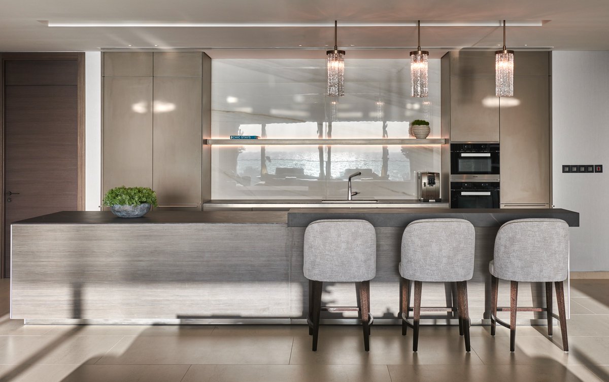 'Discover a versatile dream kitchen with adaptable lighting. Designing lighting systems that cater to the diverse roles kitchens play is crucial.⁣' - @lumi.interiors, we couldn't have put it better ourselves. 
•
Our Small Circular Pendants from the Retro Murano Collection.