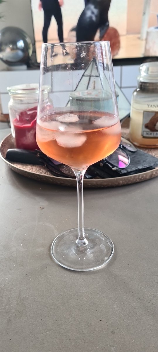 kellyhonour's tweet photo. After practically drinking my weight in alcohol last weekend I said I would detox this week.... its going really well 👍 #DayFromHell #WineThursdays https://t.co/BN6SmBzKzD