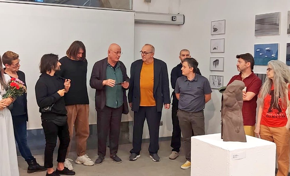 Laura Huerga (@laurahuergarv) on Twitter photo Hem inaugurat l'exposició 463+
Avui fa 463 dies que va començar la guerra d'Ucraïna i el <a href="/PENCatala/">PEN Català</a>
amb col·laboració amb <a href="/SantLluc/">Sant Lluc</a> i gràcies a <a href="/mguerrerobr/">Manuel Guerrero B</a> i Mykola Kornilov han muntat aquesta exposició on es pot entendre l'horror de la guerra. Hem inaugurat l'exposició 463+
Avui fa 463 dies que va començar la guerra d'Ucraïna i el <a href="/PENCatala/">PEN Català</a>
amb col·laboració amb <a href="/SantLluc/">Sant Lluc</a> i gràcies a <a href="/mguerrerobr/">Manuel Guerrero B</a> i Mykola Kornilov han muntat aquesta exposició on es pot entendre l'horror de la guerra.