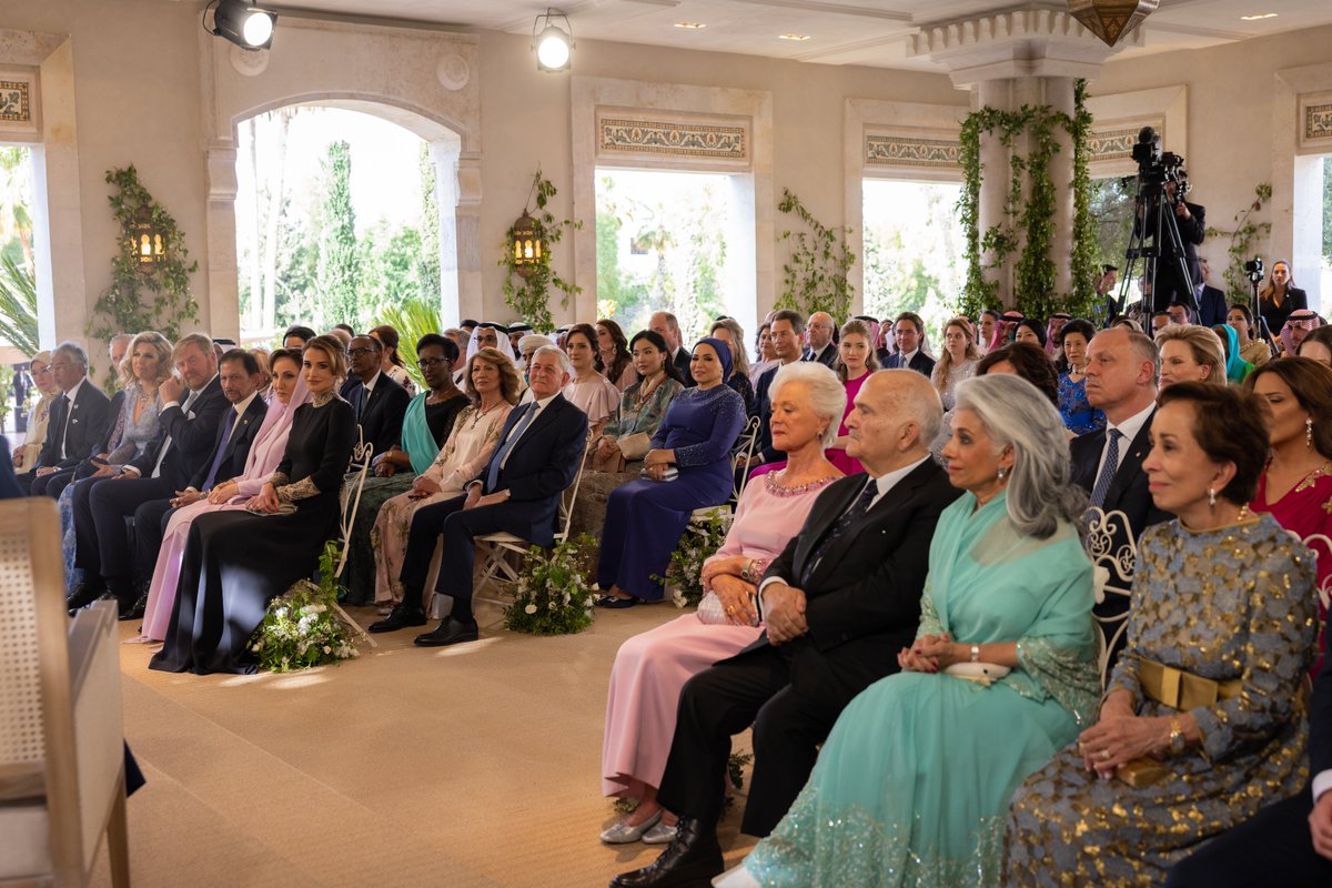 RHCJO's tweet photo. قبيل عقد قران صاحبي السمو الملكي الأمير الحسين بن عبدالله الثاني، ولي العهد، والأميرة رجوةُ الحسين في قصر زهران العامر

Moments before the marriage ceremony of Their Royal Highnesses Crown Prince Al Hussein and Princess Rajwa Al Hussein in Zahran Palace https://t.co/snCuM6kFMQ