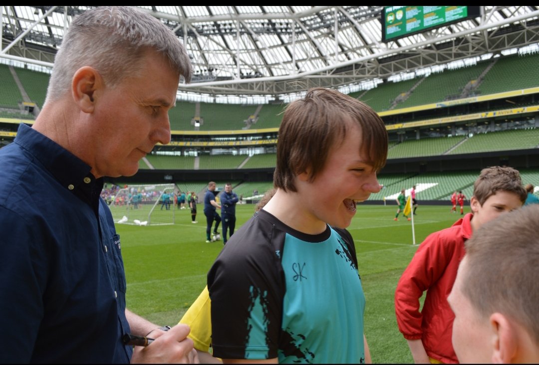 What an incredible day these boys had yesterday at the Aviva Stadium. Thanks to Stephen Kenny & Rep of Ireland Women's international Jamie Finn for spending time with the boys talking and signing autographs. @ScoilIosagain @faischools @ffa_fai @jamiefinn_